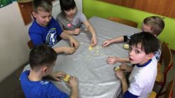 "Żabki" podczas wylepiania foremek